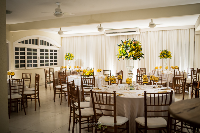 foto tirada por mariana seelinger da decoração de casamento rústica e amarela com cadeiras tifany em niterói rj