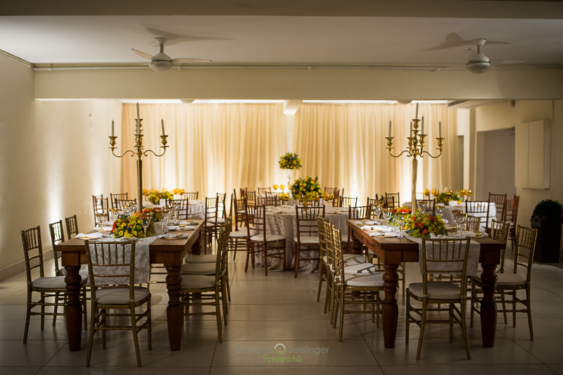 foto tirada por mariana seelinger da decoração de casamento rústica e amarela com cadeiras tifany em niterói rj