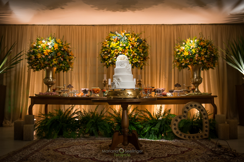 foto da fotógrafa de casamentos mariana seelinger do bolo de casamento em decoração rústica e amarela em niterói rj