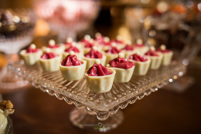 foto tirada por mariana seelinger da decoração de casamento rústica e amarela com cadeiras tifany em niterói rj