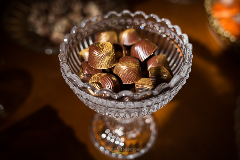 foto tirada por mariana seelinger da decoração de casamento rústica e amarela com cadeiras tifany em niterói rj