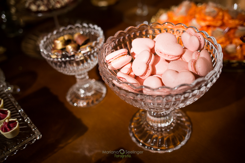 foto tirada por mariana seelinger da decoração de casamento rústica e amarela com cadeiras tifany em niterói rj