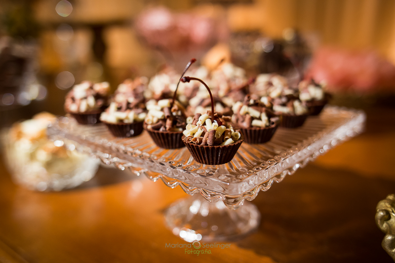 Doces de cereja em badejas transparentes em casamento registrado por Mariana Seelinger Fotografia de Casamentos e Familias em Niterói RJ