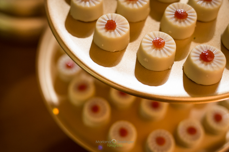 Doces finos de casamento em casamento registrado por Mariana Seelinger Fotografia de Casamentos e Familias em Niterói RJ
