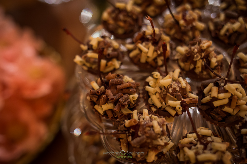 Doces de chololate em casamento registrado por Mariana Seelinger Fotografia de Casamentos e Familias em Niterói RJ