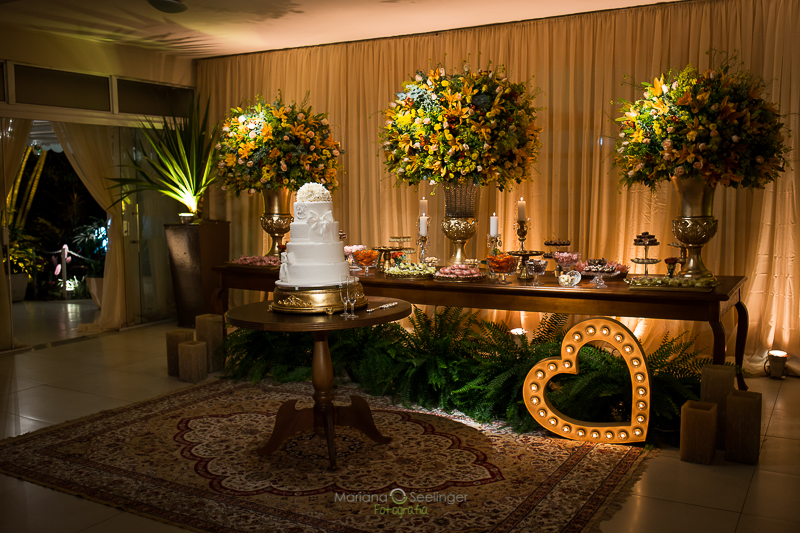 foto tirada por mariana seelinger da decoração de casamento rústica e amarela com cadeiras tifany em niterói rj