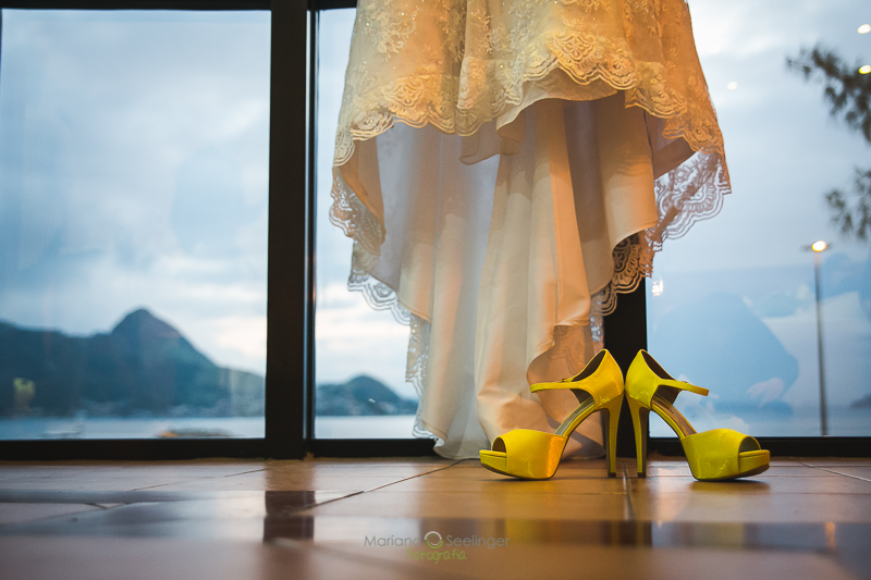 Foto com vestido e o sapato amarelo da noiva no making of em casamento registrado por Mariana Seelinger Fotografia de Casamentos e Familias em Niterói RJ
