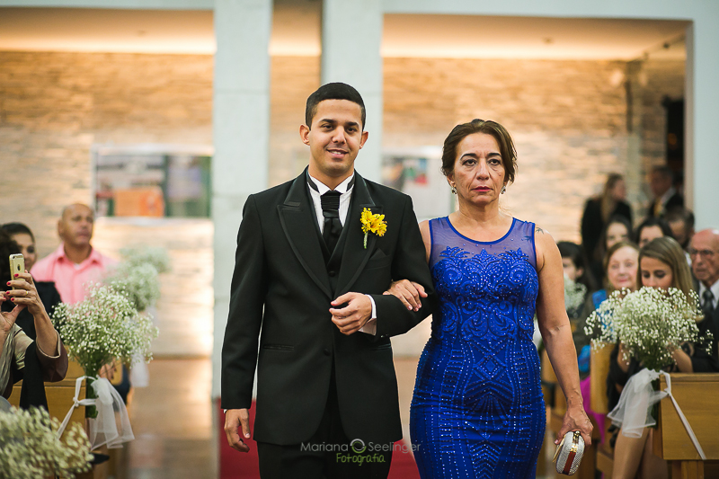 Noivo e mãe a caminho do altar em casamento registrado por Mariana Seelinger Fotografia de Casamentos e Familias em Niterói RJ