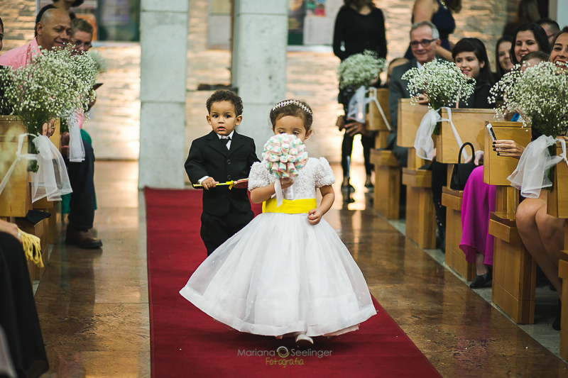 daminha e pajem entrando para o altar em casamento registrado por Mariana Seelinger Fotografia de Casamentos e Familias em Niterói RJ
