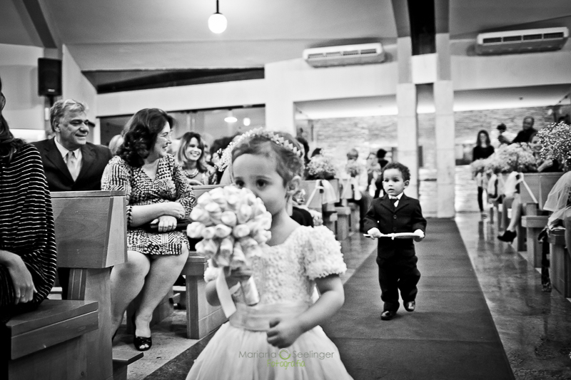 Daminha beijando o bouquet no casamento em casamento registrado por Mariana Seelinger Fotografia de Casamentos e Familias em Niterói RJ