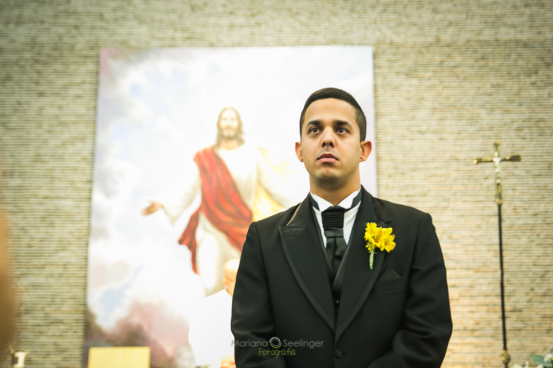 Foto do noivo esperando a noiva no altar em casamento registrado por Mariana Seelinger Fotografia de Casamentos e Familias em Niterói RJ