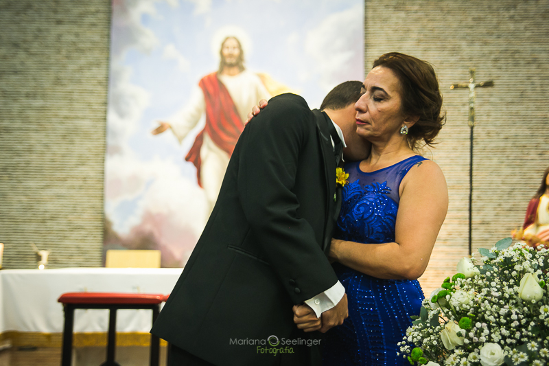 Noivo cumprimentando sua mãe no altar em casamento registrado por Mariana Seelinger Fotografia de Casamentos e Familias em Niterói RJ