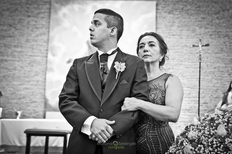 Noivo acompanhado da mãe em casamento registrado por Mariana Seelinger Fotografia de Casamentos e Familias em Niterói RJ