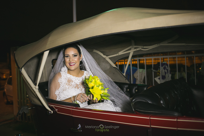 Noiva com o bouquet dentro do caarro em casamento registrado por Mariana Seelinger Fotografia de Casamentos e Familias em Niterói RJ