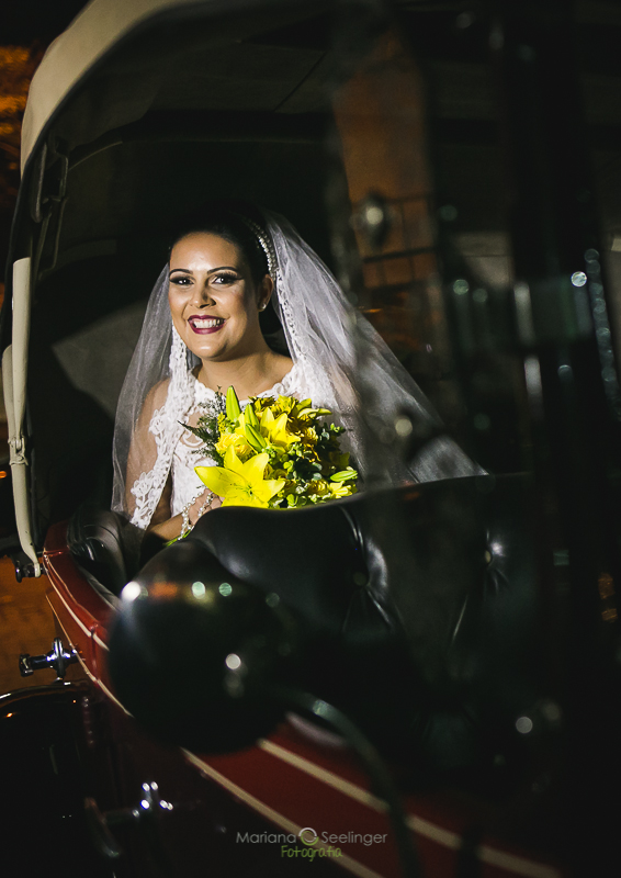 Fotos de Casamento da Noiva no carro antigo em Niterói RJ por Mariana Seelinger Fotográfa de Casamentos e Familias RJ