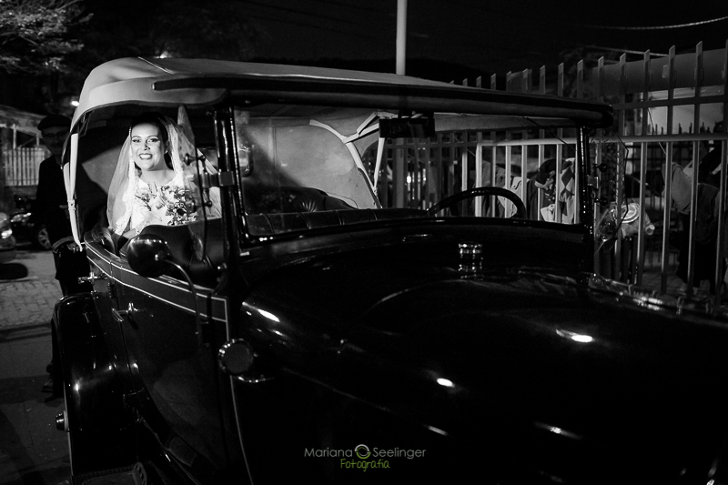 Carro da noiva em casamento registrado por Mariana Seelinger Fotografia de Casamentos e Familias em Niterói RJ