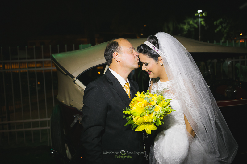 pai da noiva dando um beijo na noiva em casamento registrado por Mariana Seelinger Fotografia de Casamentos e Familias em Niterói RJ