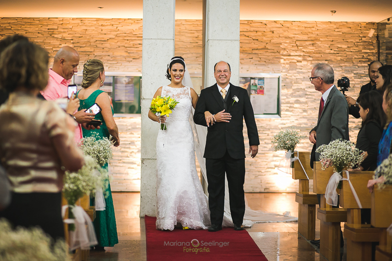Noiva entrando na igreja com seu pai em casamento registrado por Mariana Seelinger Fotografia de Casamentos e Familias em Niterói RJ