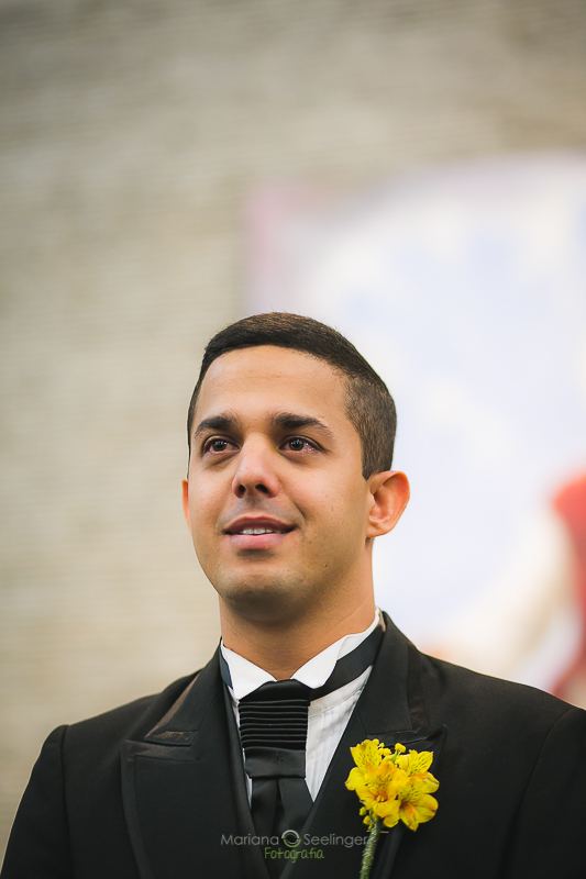 Noivo olhando pra noiva em casamento registrado por Mariana Seelinger Fotografia de Casamentos e Familias em Niterói RJ