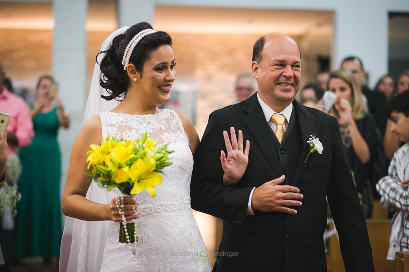 Noiva cumprimentando seus convidados em casamento registrado por Mariana Seelinger Fotografia de Casamentos e Familias em Niterói RJ