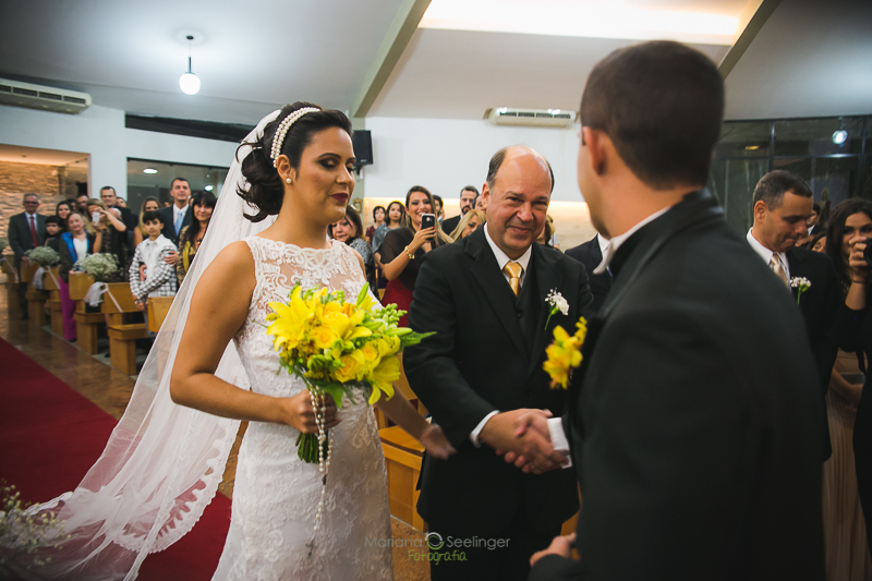 Pai da noiva cumprimentando o noivo em casamento registrado por Mariana Seelinger Fotografia de Casamentos e Familias em Niterói RJ