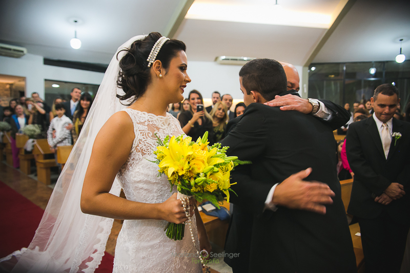 Noivo e pai da noiva se abraçando em casamento registrado por Mariana Seelinger Fotografia de Casamentos e Familias em Niterói RJ
