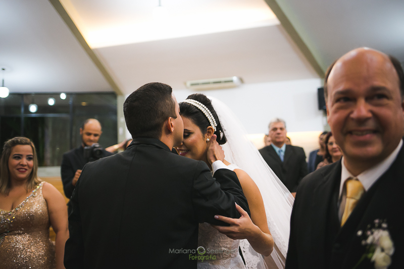 Noivo cumprimentando noiva em casamento registrado por Mariana Seelinger Fotografia de Casamentos e Familias em Niterói RJ