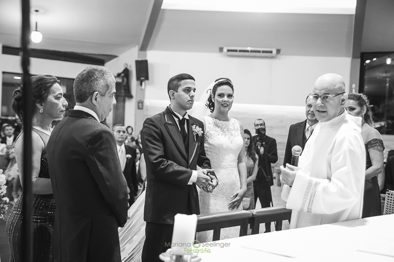 Casal de noivos no altar da igreja matriz de são francisco em casamento registrado por Mariana Seelinger Fotografia de Casamentos e Familias em Niterói RJ
