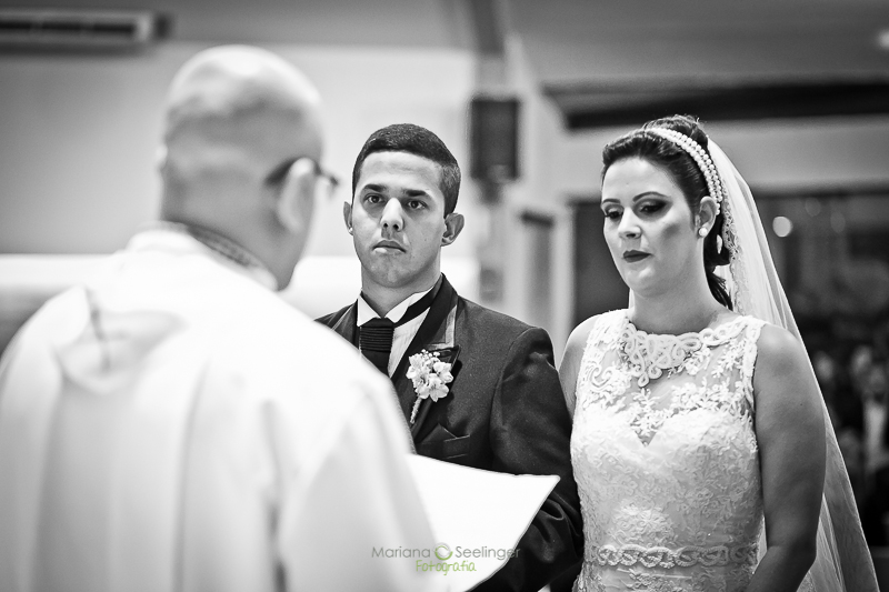 Noivos ouvindo o celebrante de casamentos em casamento registrado por Mariana Seelinger Fotografia de Casamentos e Familias em Niterói RJ
