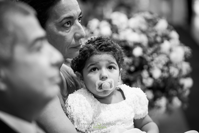 Foto da daminha em casamento registrado por Mariana Seelinger Fotografia de Casamentos e Familias em Niterói RJ