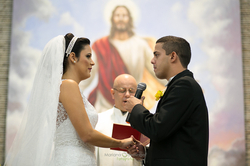 Noivo declarando seus votos em casamento registrado por Mariana Seelinger Fotografia de Casamentos e Familias em Niterói RJ