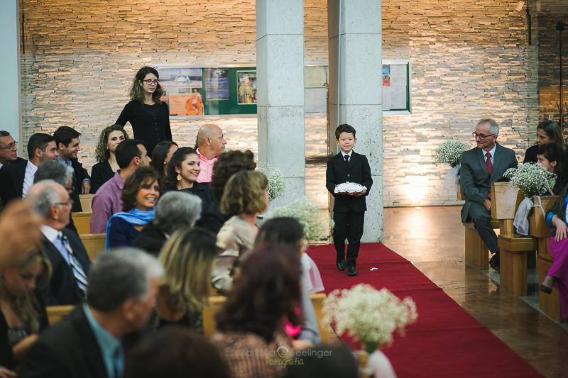 Pajem entrando com as alianças do casamento em casamento registrado por Mariana Seelinger Fotografia de Casamentos e Familias em Niterói RJ