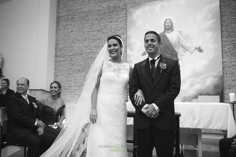 Noivos no altar da igreja matriz de são francisco em casamento registrado por Mariana Seelinger Fotografia de Casamentos e Familias em Niterói RJ