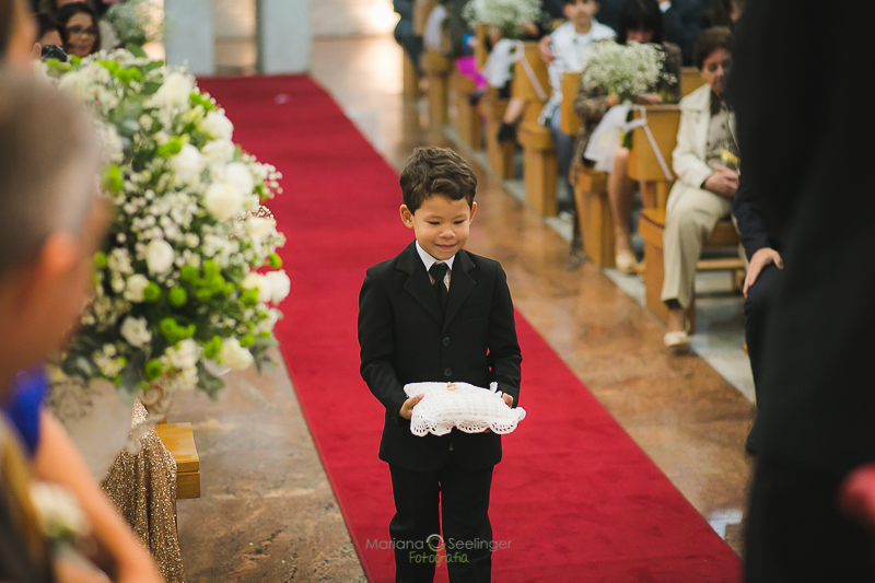 Fotos do Pajem com as alianças por Mariana Seelinger na Igreja Matriz de São Francisco em Niterói, RJ