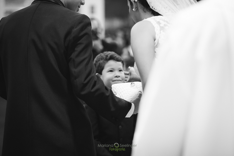 Pajen sendo cumprimentado pelos noivos em casamento registrado por Mariana Seelinger Fotografia de Casamentos e Familias em Niterói RJ