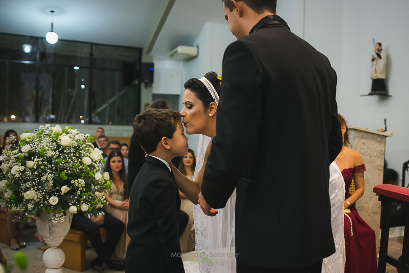 Fotos do Pajem com as alianças por Mariana Seelinger na Igreja Matriz de São Francisco em Niterói, RJ
