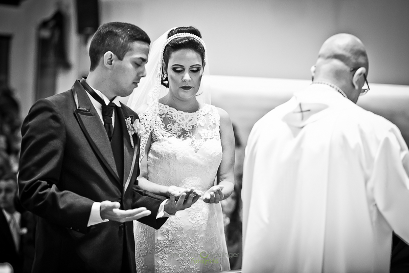 Noiva e noivo no altar em casamento registrado por Mariana Seelinger Fotografia de Casamentos e Familias em Niterói RJ