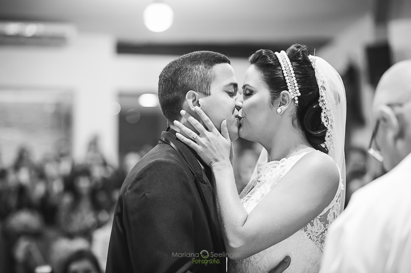 Noivos se beijando no altar em casamento registrado por Mariana Seelinger Fotografia de Casamentos e Familias em Niterói RJ