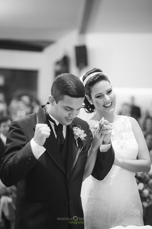 Noivos sendo abençoados em casamento registrado por Mariana Seelinger Fotografia de Casamentos e Familias em Niterói RJ
