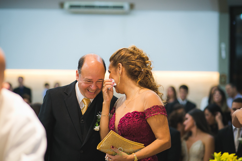 Pais da noiva emociados em casamento registrado por Mariana Seelinger Fotografia de Casamentos e Familias em Niterói RJ