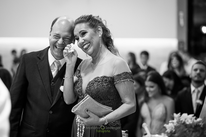 Fotos dos pais da noiva por Mariana Seelinger na Igreja Matriz de São Francisco em Niterói, RJ