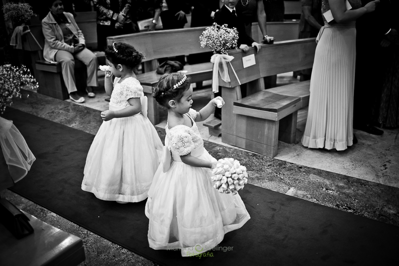 Daminha segurando bouquet em casamento registrado por Mariana Seelinger Fotografia de Casamentos e Familias em Niterói RJ