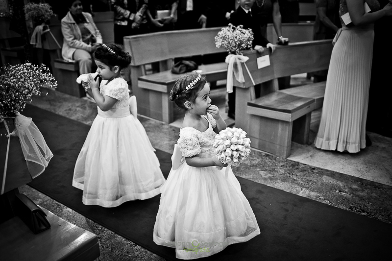 daminha brinando no final da cerimonia em casamento registrado por Mariana Seelinger Fotografia de Casamentos e Familias em Niterói RJ