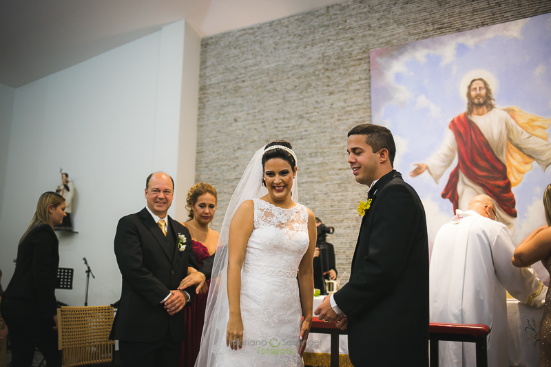 Casal de noivos emocionados no altar da igreja matriz de são francisco em casamento registrado por Mariana Seelinger Fotografia de Casamentos e Familias em Niterói RJ
