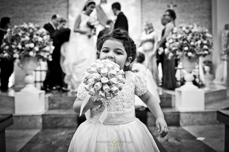 Foto de bouquet de marshmallow em casamentos por Mariana Seelinger na Igreja Matriz de São Francisco em Niterói, RJ