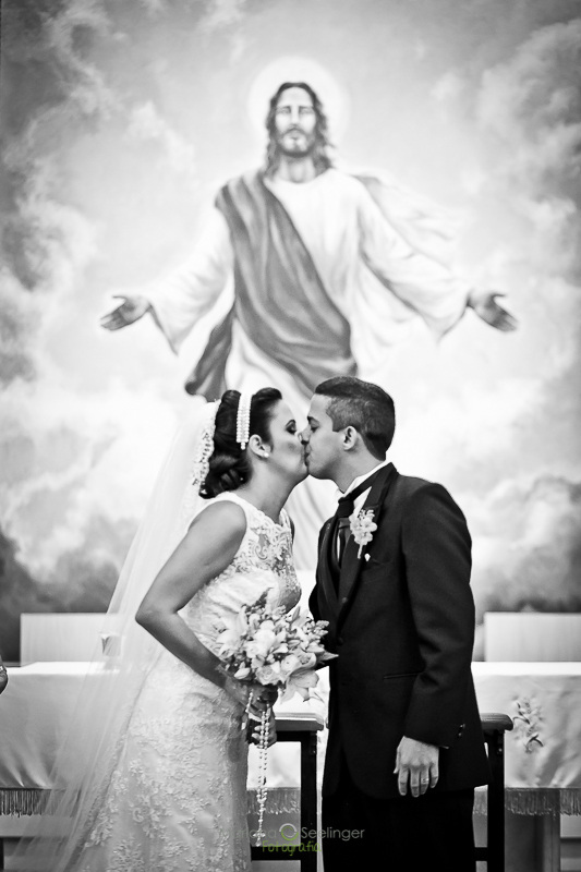 Foto de beijo dos noivos em casamentos por Mariana Seelinger na Igreja Matriz de São Francisco em Niterói, RJ