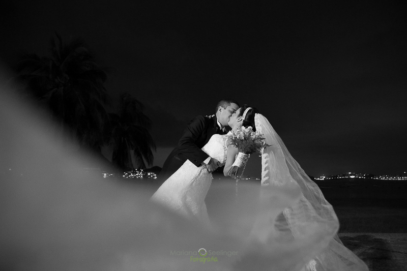 Foto de casamento com véu desfocado da fotógrafa mariana seelinger em casamento Niterói RJ