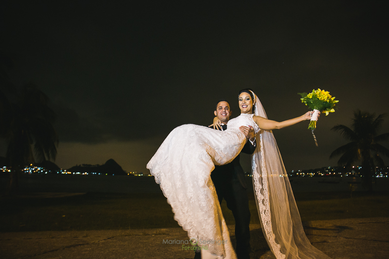 Noivo com noiva no colo no ensaio externo em casamento registrado por Mariana Seelinger Fotografia de Casamentos e Familias em Niterói RJ