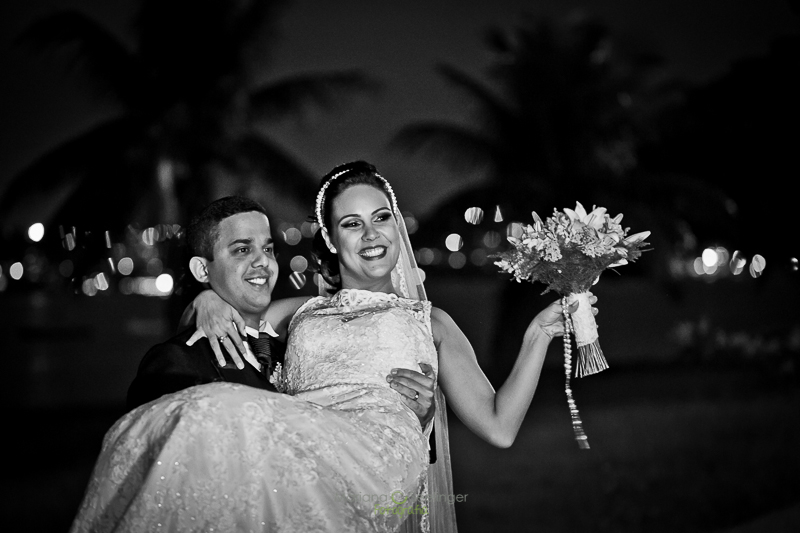 Foto dos noivos no ensaio externo em casamento registrado por Mariana Seelinger Fotografia de Casamentos e Familias em Niterói RJ
