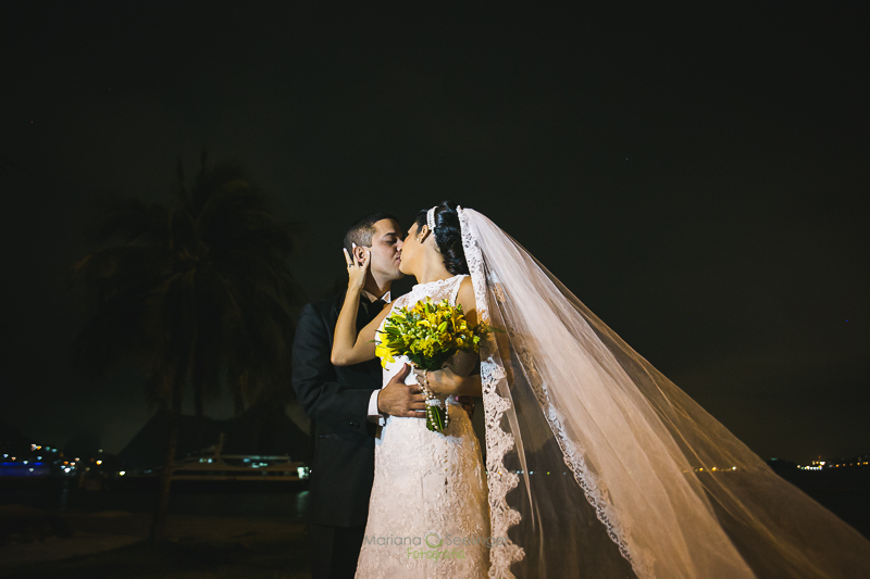 Noivos se beijando em ensaio externo em casamento registrado por Mariana Seelinger Fotografia de Casamentos e Familias em Niterói RJ